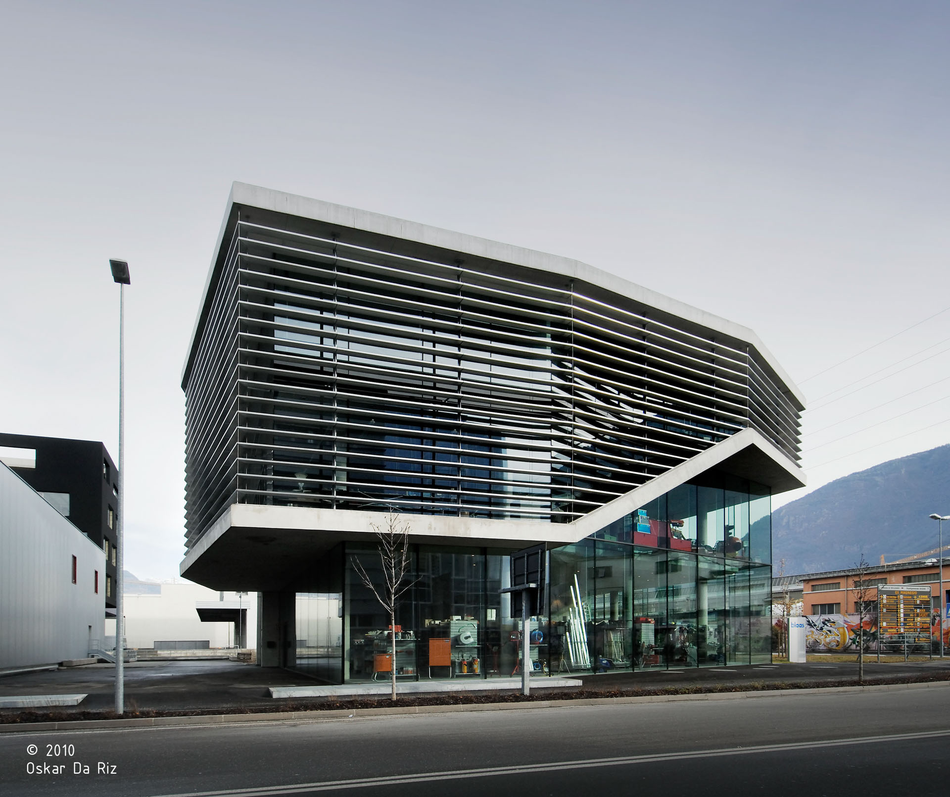 Blaas; Bolzano; company headquarters; concrete; showroom; workshop; concrete architecture; studio monovolume architecture + design; monovolume Bolzano; architecture South Tyrol; architecture studio Bolzano; monovolume architects