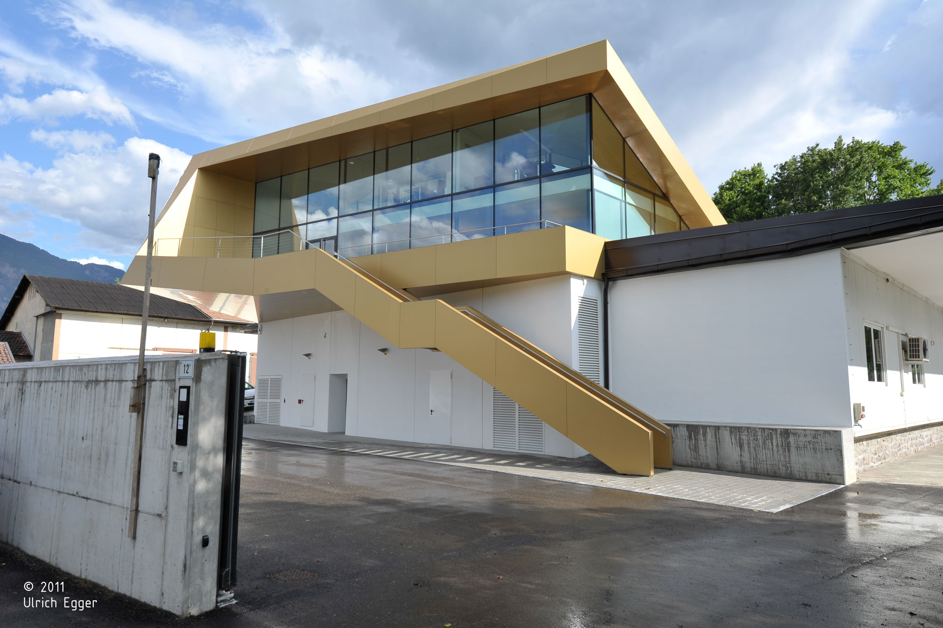 Hans Klotz; Bolzano; Headquarters; Offices; Fruit wholesale; Steel construction; Bronze; metal; Adige Bridge; monovolume architecture + design; architecture South Tyrol; monovolume architects