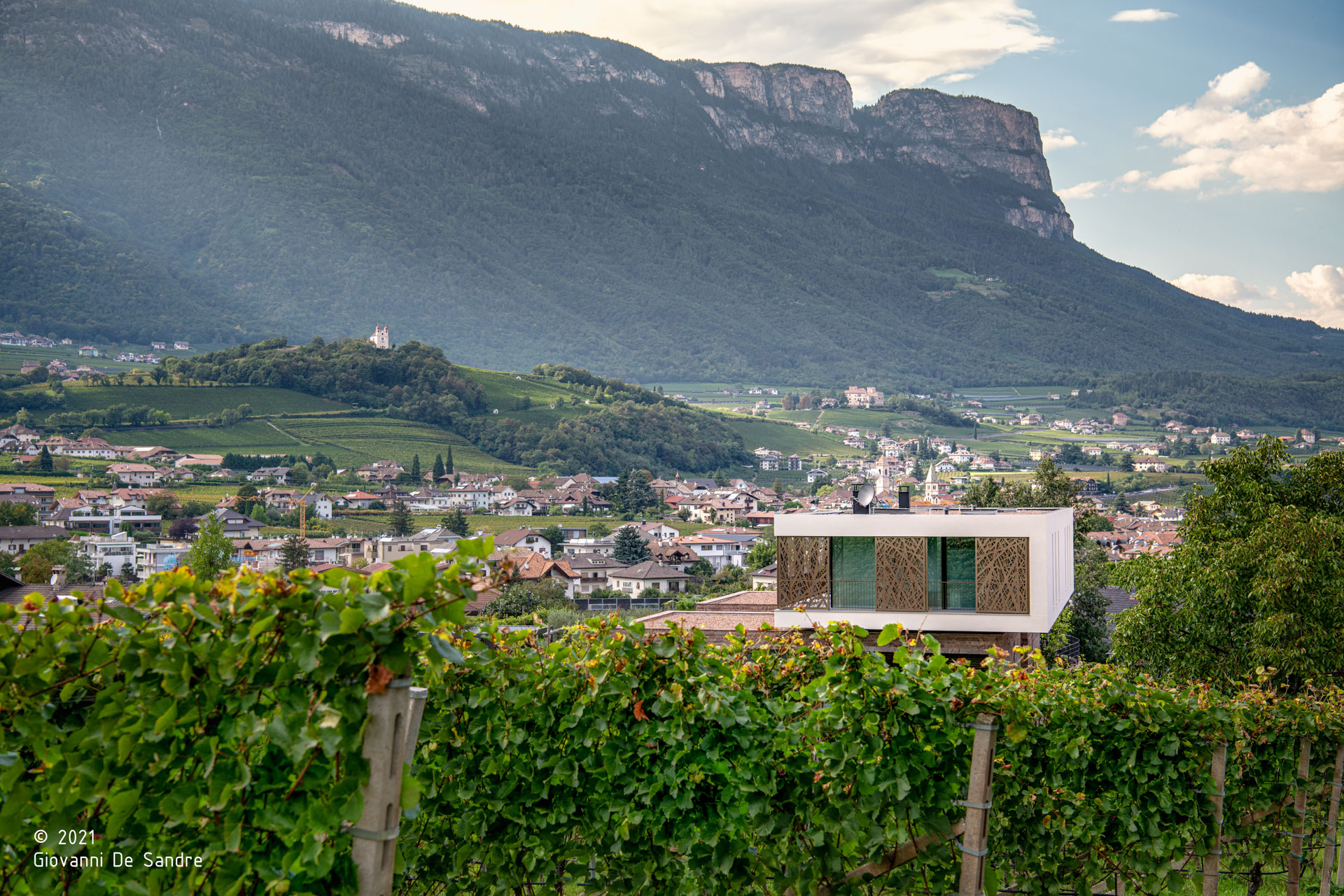 Casa P2; Appiano; Alto Adige; progetto residenziale; Architettura & Paesaggio; Villa di lusso; Interior Design; Casa Clima Awards; Facciata; Metallo; Giardino; Natura; architettura contemporanea; monovolume architecture + design; architettura Alto Adige; monovolume architetti