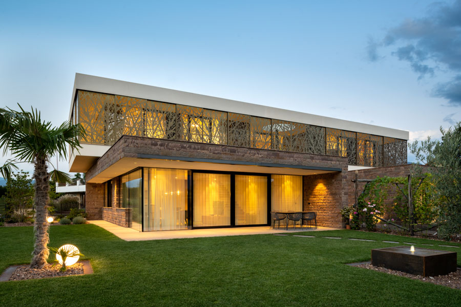 Villa EB: Organic architecture for a hou