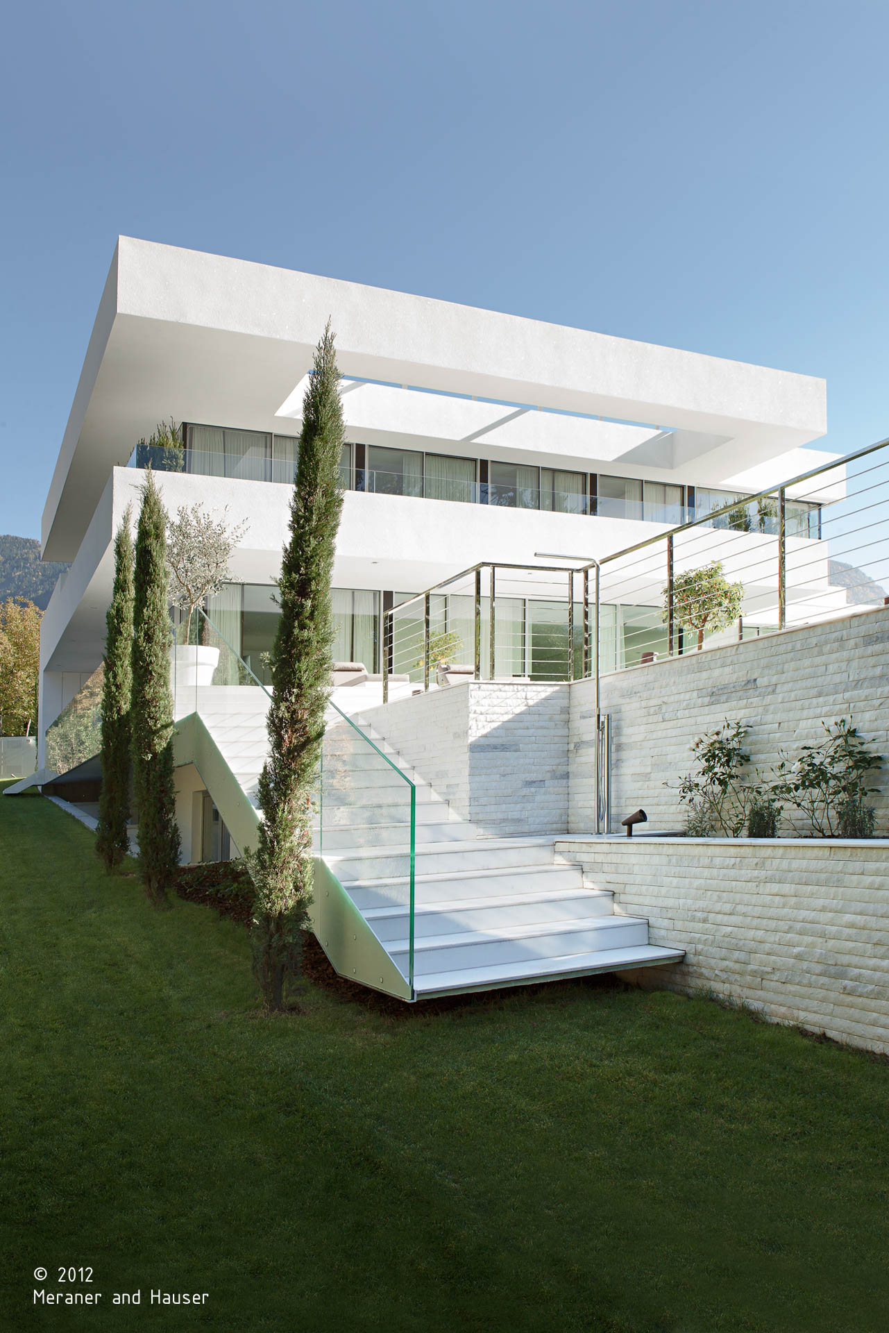 Casa M; Merano; progetto residenziale; Architettura & Paesaggio; Villa di lusso; Vetro; Vacanze in Alto Adige; Casa di lusso; Cantina Vini; Casa Unifamiliare; Piscina; Giardino; Natura; architettura contemporanea; monovolume architecture + design; architettura Alto Adige; monovolume architetti