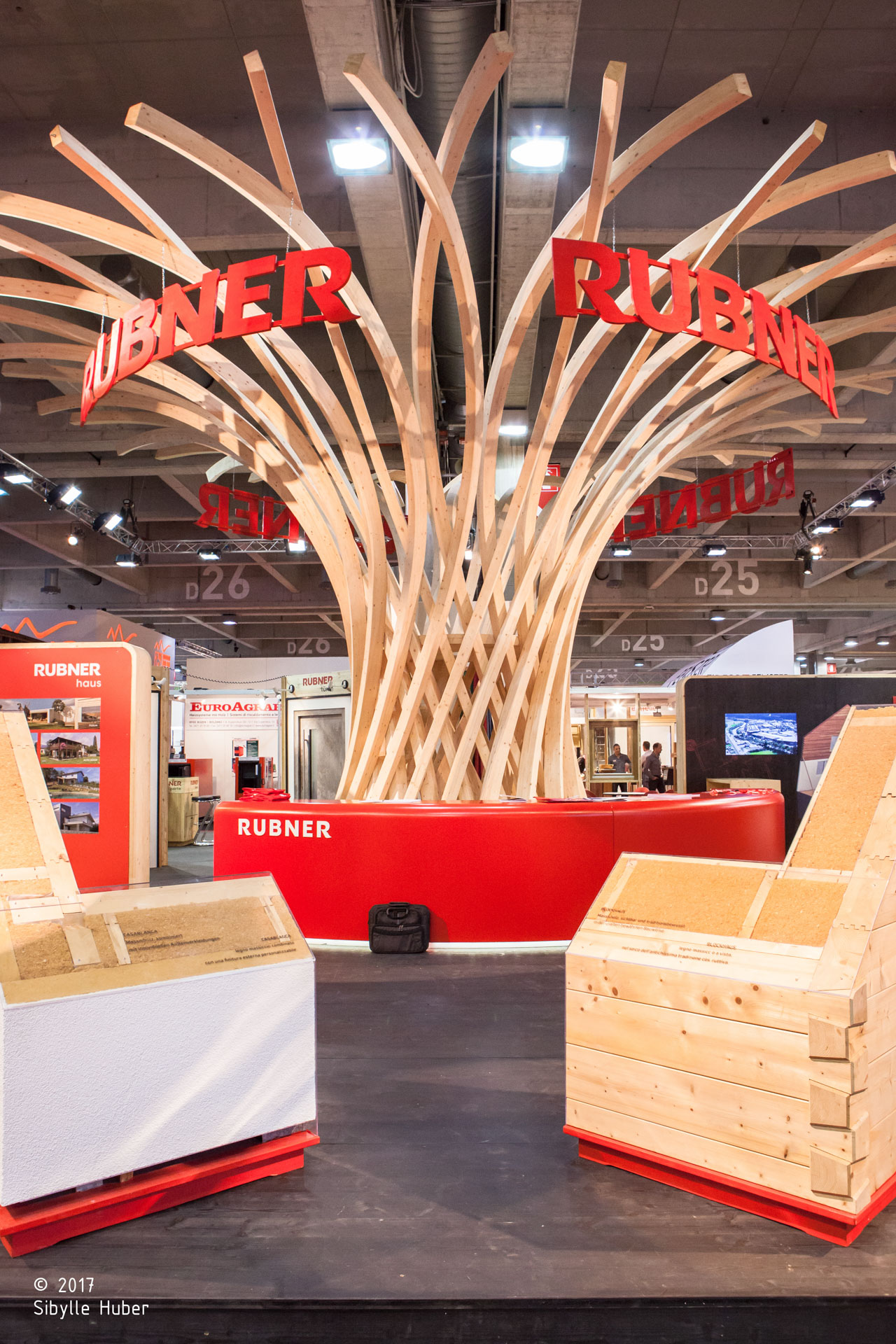 Rubner stand espositivo; MADE expo 2012; Milano; monovolume architecture + design; architettura Alto Adige; architettura moderna; monovolume architetti, stand fieristico; interior design