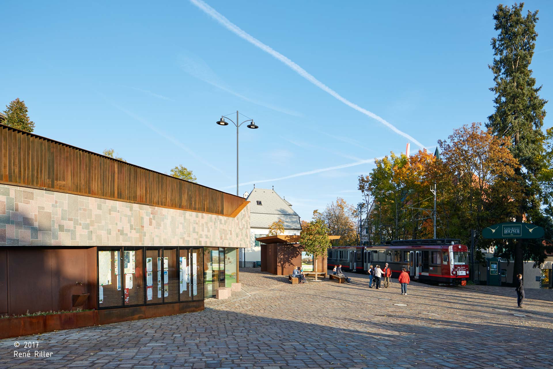 Ing.-Josef-Riehl Platz; Bahnhofsplatz; Südtirol; Stützmauer; Tradition von Renon; Porphyr; Trockenmauer; Bahnhof des Jahres 2018; monovolume architecture + design; Architektur Südtirol; moderne Architektur; monovolume Architekten