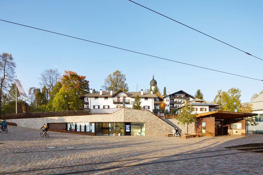 Ing.-Josef-Riehl Square; station square; Oberbozen; retaining wall; the tradition of Renon; porphyry; drystone wall; Station of the Year 2018; monovolume architecture + design; architecture South Tyrol; modern architecture; monovolume architects