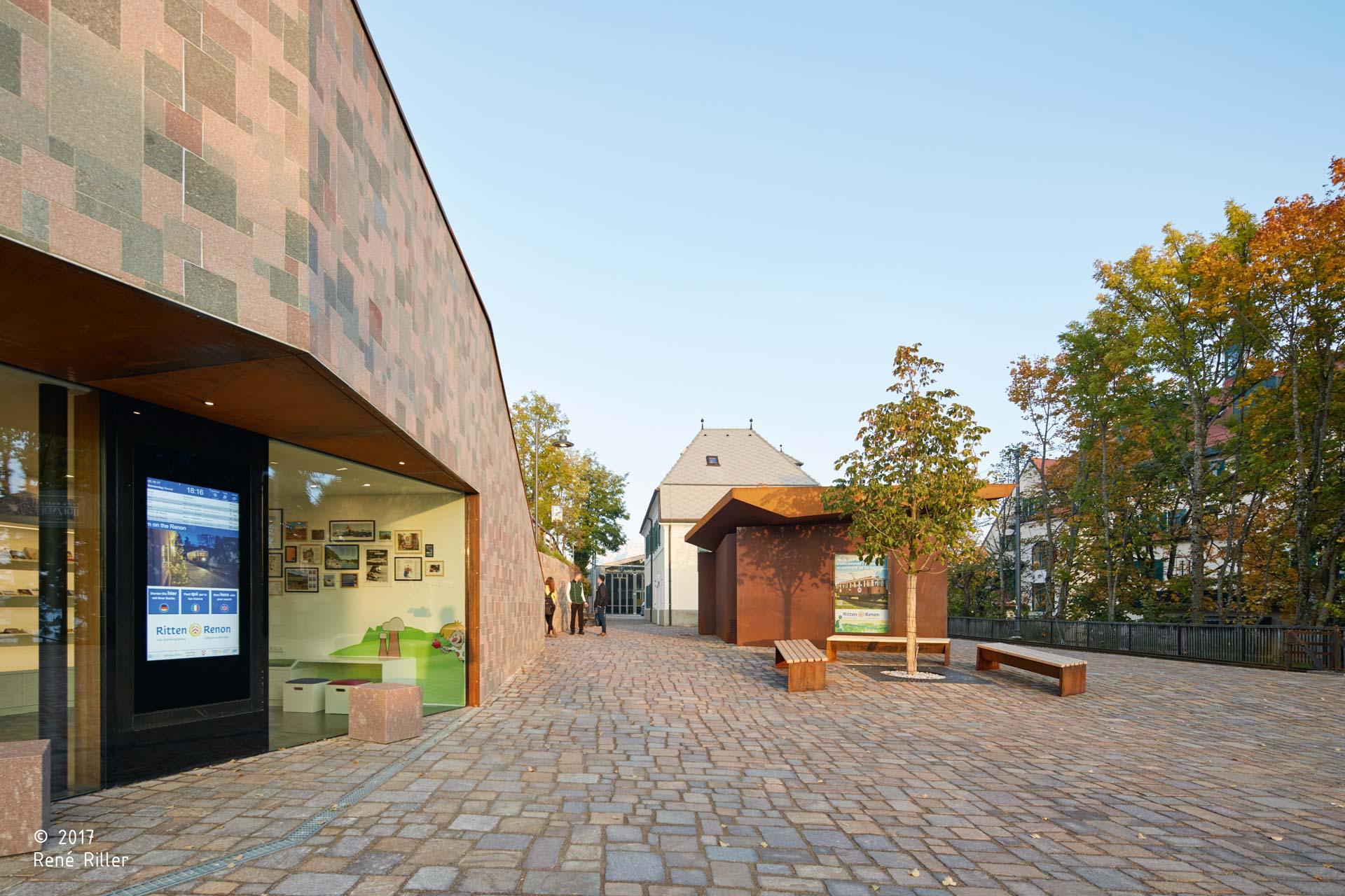 Ing.-Josef-Riehl Platz; Bahnhofsplatz; Südtirol; Stützmauer; Tradition von Renon; Porphyr; Trockenmauer; Bahnhof des Jahres 2018; monovolume architecture + design; Architektur Südtirol; moderne Architektur; monovolume Architekten