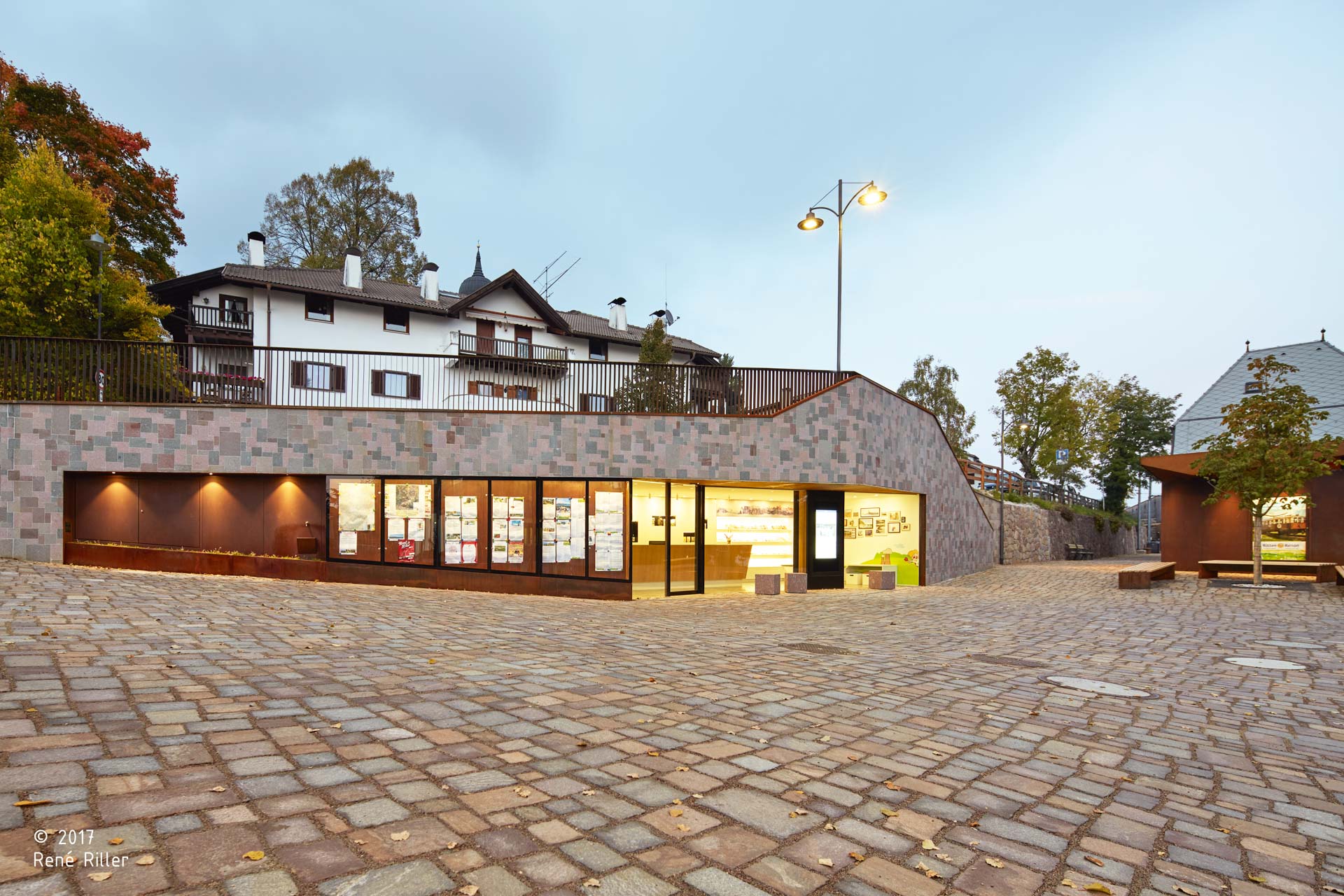 Ing.-Josef-Riehl Platz; Bahnhofsplatz; Südtirol; Stützmauer; Tradition von Renon; Porphyr; Trockenmauer; Bahnhof des Jahres 2018; monovolume architecture + design; Architektur Südtirol; moderne Architektur; monovolume architects