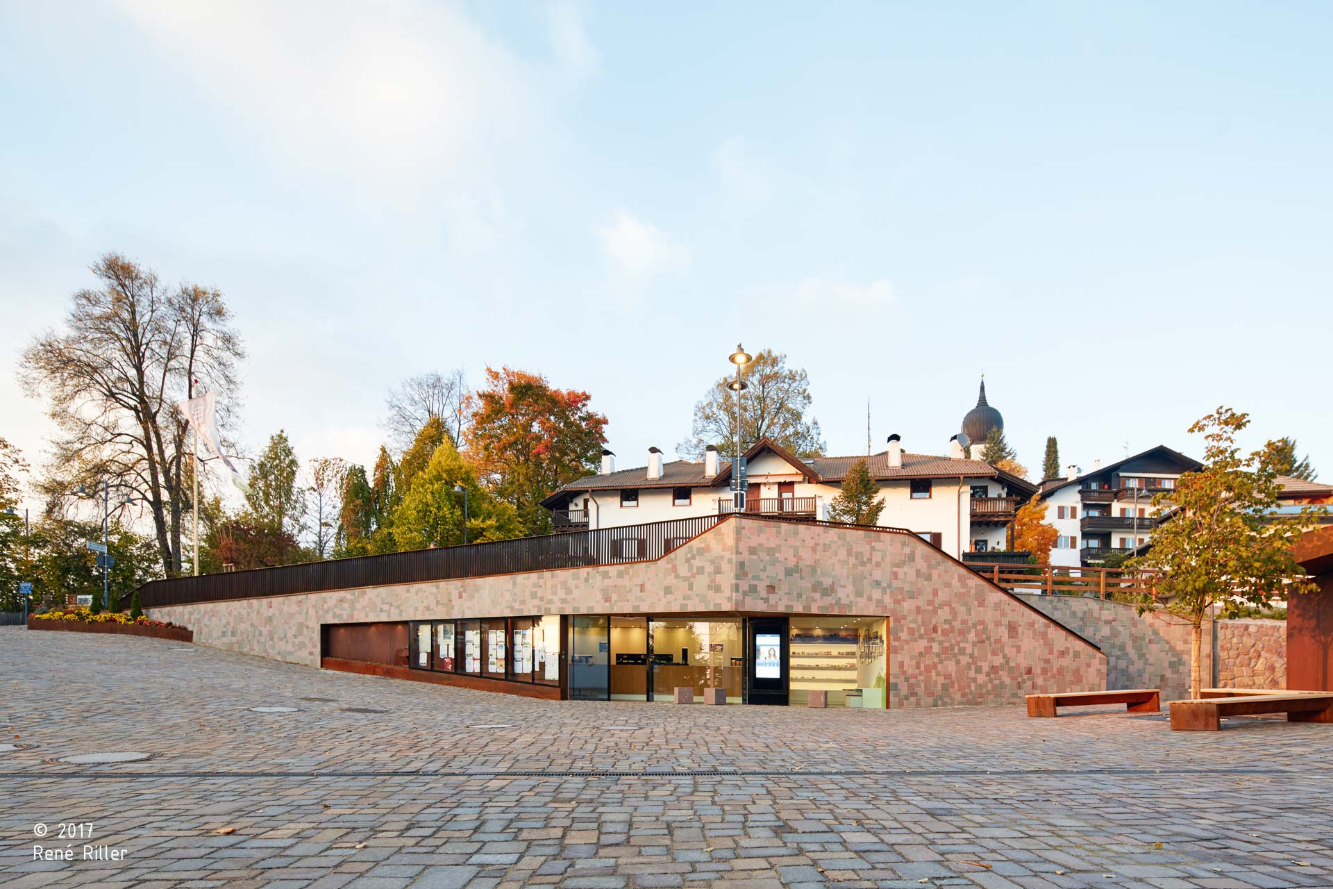 Ing.-Josef-Riehl Platz; Bahnhofsplatz; Südtirol; Stützmauer; Tradition von Renon; Porphyr; Trockenmauer; Bahnhof des Jahres 2018; monovolume architecture + design; Architektur Südtirol; moderne Architektur; monovolume architects