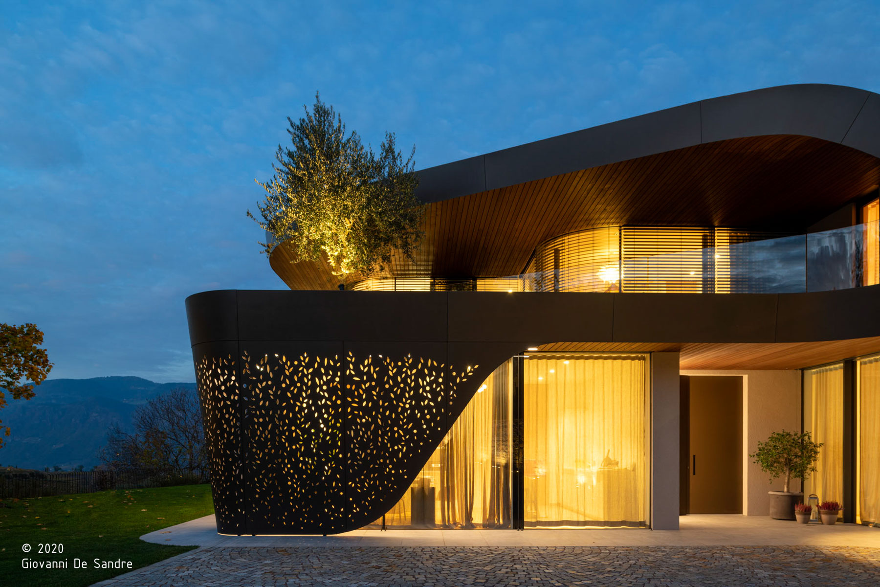 Casa EB; Alto Adige; Architettura Organica; Landscape Architecture; progetto residenziale; Architettura & Paesaggio; Natura; Villa; Casa di lusso; Casa Unifamiliare; Infinity Pool; The Plan Award; architettura contemporanea; monovolume architecture + design; architettura Alto Adige; monovolume architetti