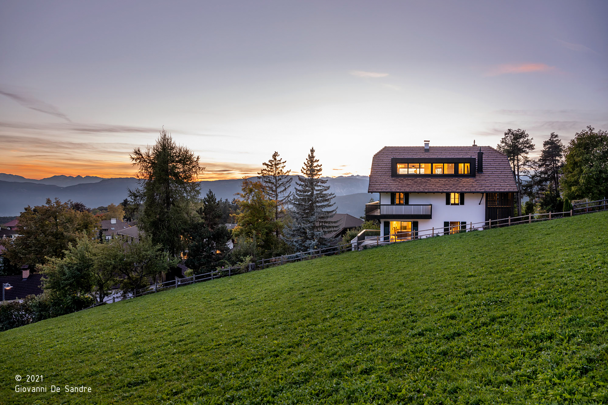 Casa K2; Soprabolzano; Architettura Vernacolare; Tradizioni; Legno; Tetto monumentale; progetto residenziale; Architettura & Paesaggio; Villa bifamiliare; Interior Design; architettura contemporanea; monovolume architecture + design; architettura Alto Adige; monovolume architetti