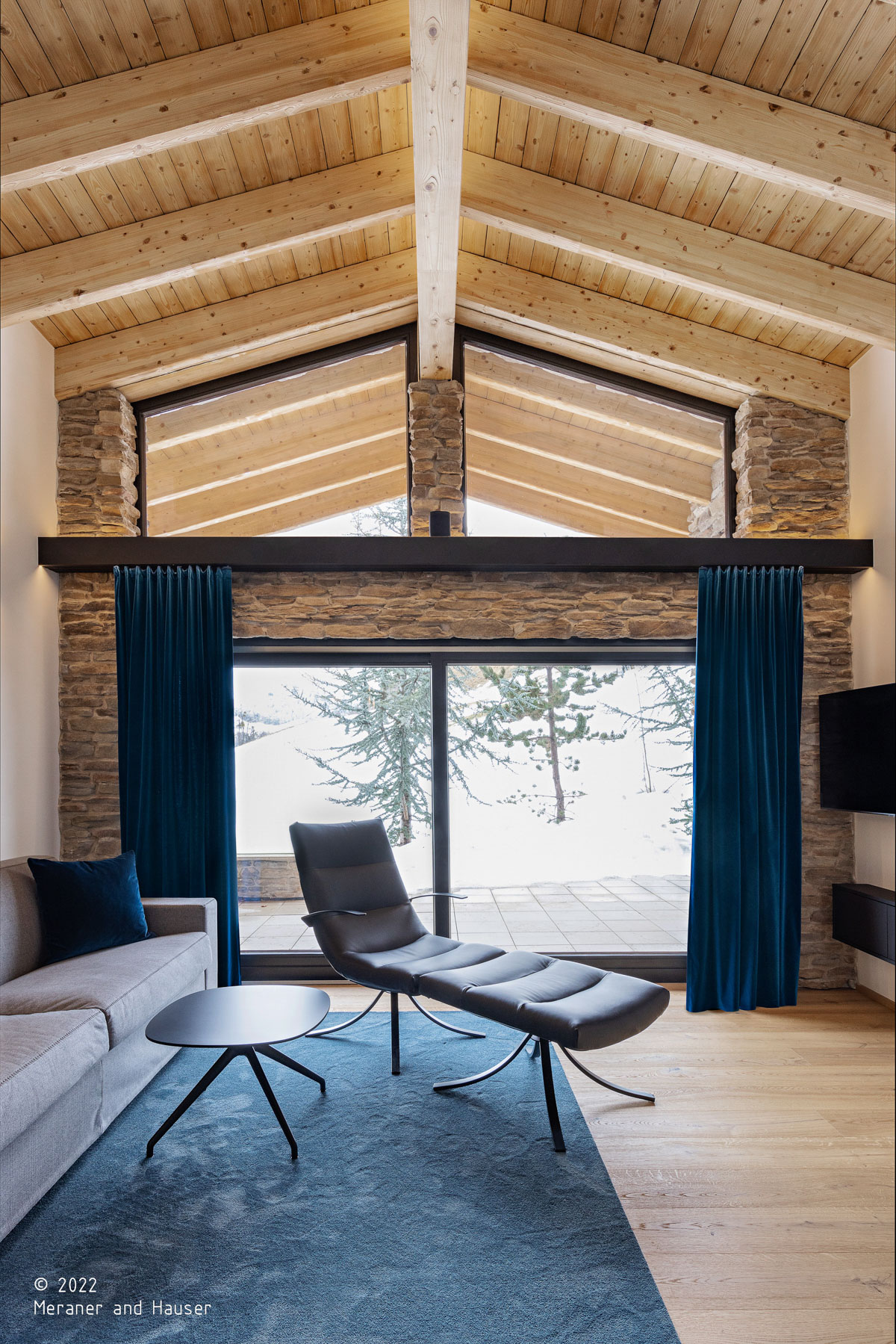 Chalet D; Austria; chalet alpino; relax; Blu design; spa design; piscina coperta; architettura moderna; monovolume architecture + design; architettura Alto Adige; monovolume architetti